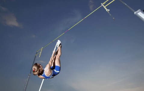 爱游戏-田径最新战报！西班牙队迎战德国队，防守反击奏效，球队笑到最后