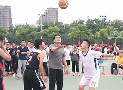 激战正酣：球场上的对决令人热血澎湃